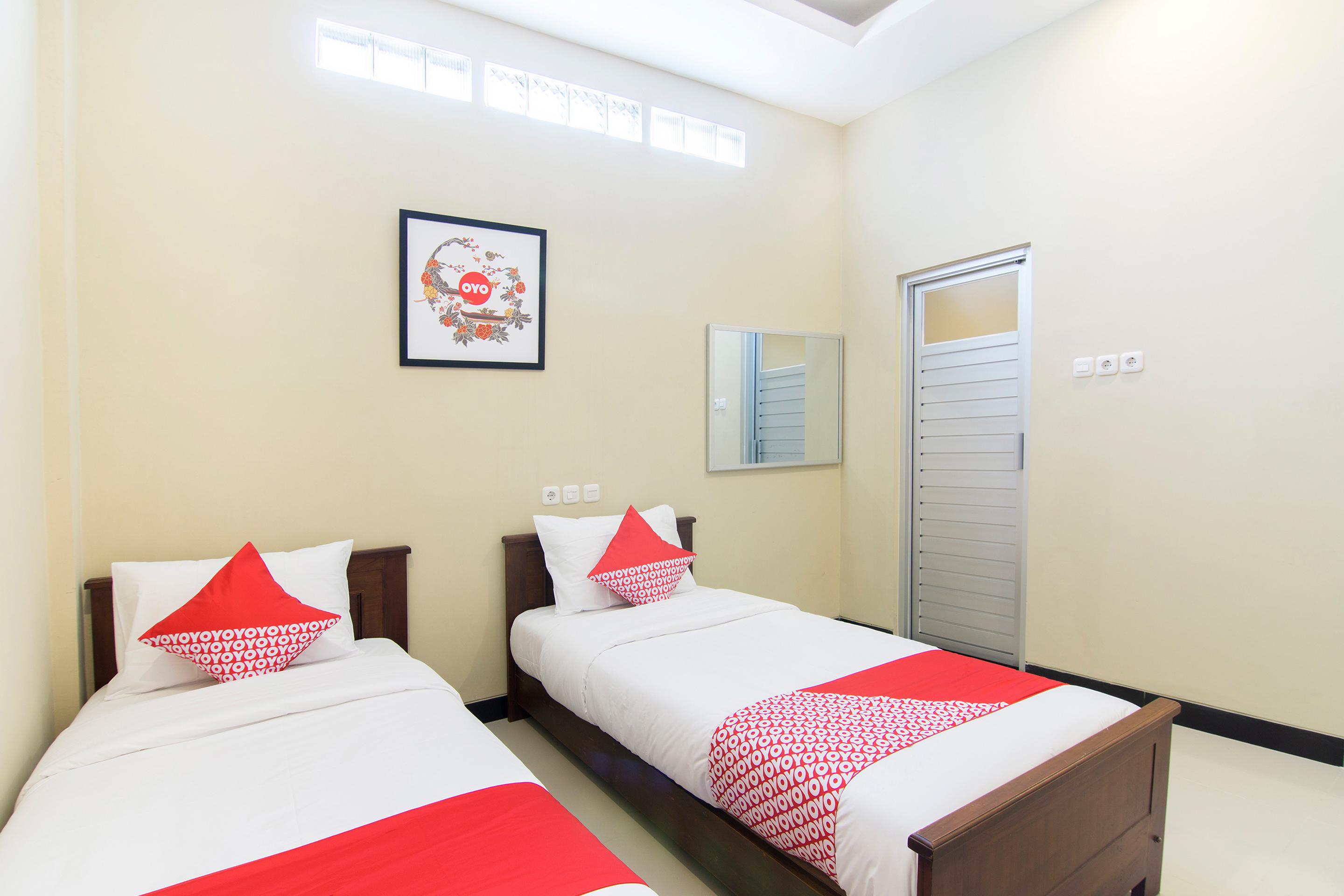 Super Oyo 890 Dewi Fortuna Guest House Maguwo Bagian luar foto