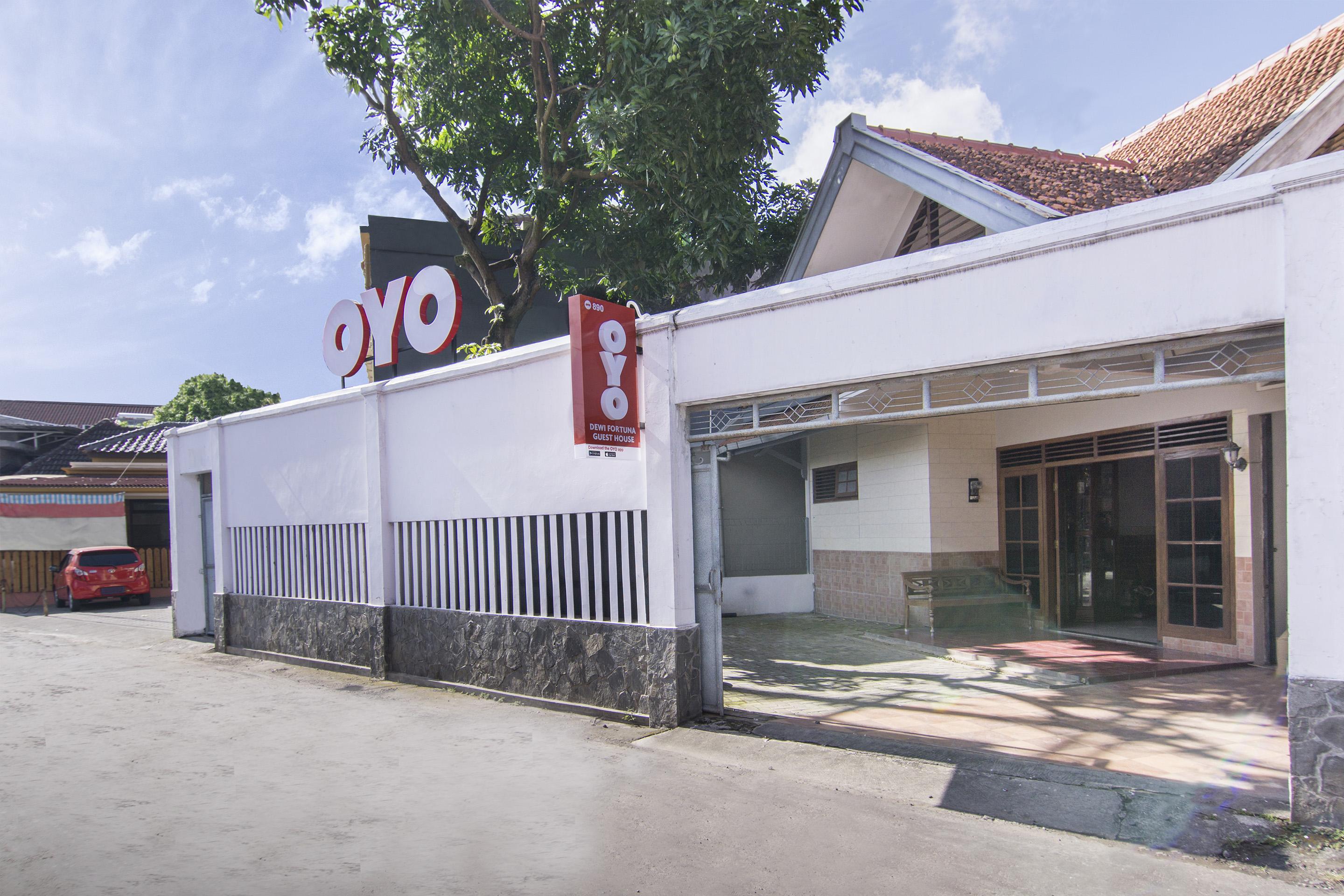 Super Oyo 890 Dewi Fortuna Guest House Maguwo Bagian luar foto